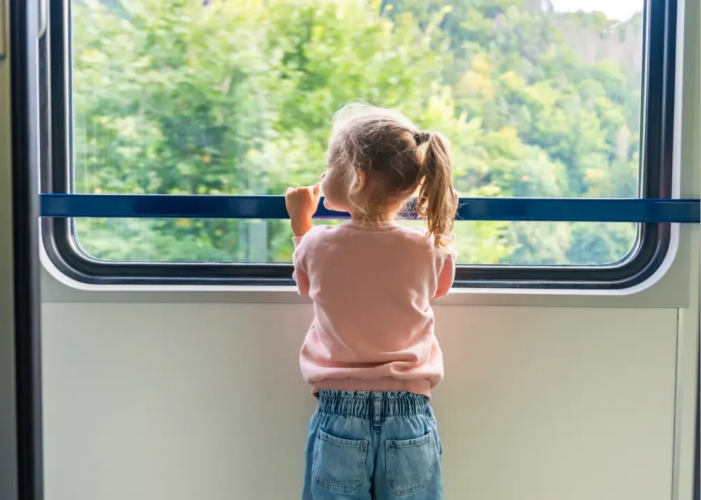 Ein Kind, das aus dem Fenster schaut