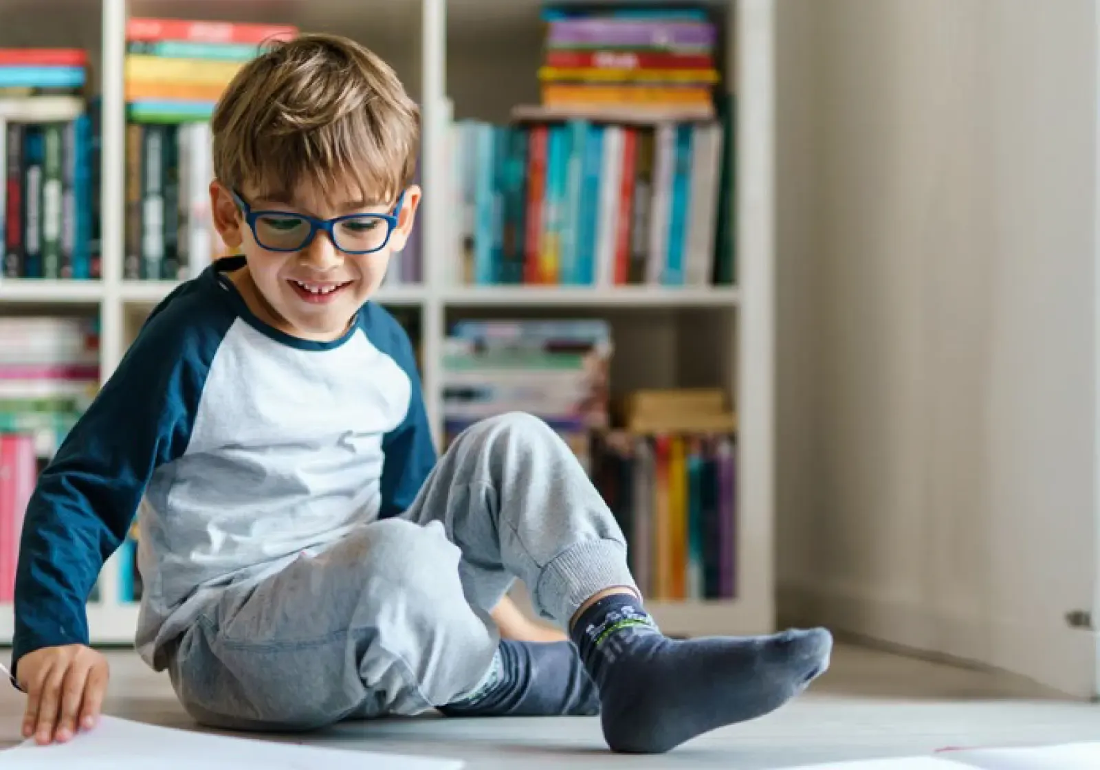 Ein Kind mit Brille, das ein Buch in der Hand hält
